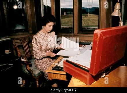 Archiviare la foto datata 1/9/1972 della regina Elisabetta II alla sua scatola di spedizione mentre a Balmoral. Il regno della Regina ha abbracciato molti governi britannici sotto 14 primi ministri e decine di altri nel Commonwealth. Ha ricevuto briefing settimanali dal primo ministro del giorno e dozzine di documenti governativi sono passati attraverso la sua scrivania ogni settimana per l'approvazione formale. Data di emissione: Giovedì 8 settembre 2022. Foto Stock