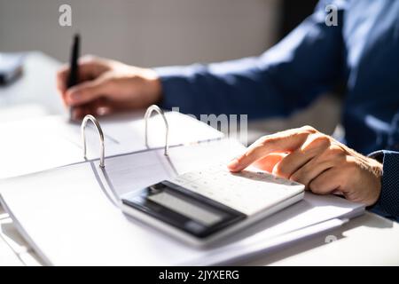 Conto fiscale che lavora con contabilità pubblica Foto Stock