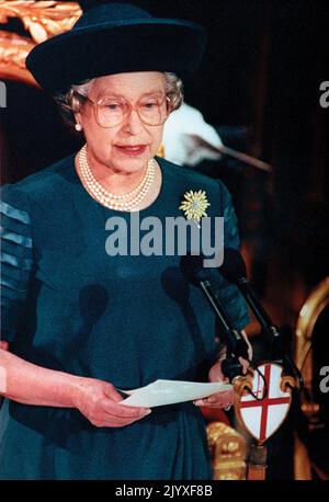 Foto del file datata 24/11/1992 della Regina Elisabetta II che ha pronunciato il suo discorso dopo un pranzo a Guildhall per celebrare il 40th° anniversario della sua adesione al trono, in cui ha marchiato nel 1992 il suo 'Annus horribilis' a causa delle critiche alla famiglia reale. Il discorso della Regina Annus horribilis a Guildhall il 24 novembre 1992, segnando 40 anni sul trono, seguì un anno che aveva visto il Principe e la Principessa di Galles in guerra, il Duca e la Duchessa di York separati, la Principessa Anna divorziò, Il Castello di Windsor salì in fiamme e la pubblicazione del libro di Andrew Morton "Diana: La sua vera storia". Nel mese di dicembre Foto Stock