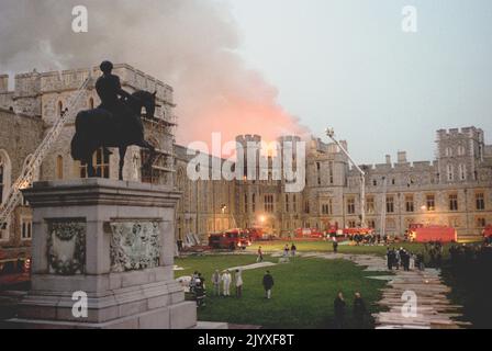 File foto datata 20/11/1992 della scena al Castello di Windsor quando il crepuscolo cade dopo che il fuoco ha attraversato la casa reale. Il discorso della Regina Annus horribilis a Guildhall il 24 novembre 1992, segnando 40 anni sul trono, seguì un anno che aveva visto il Principe e la Principessa di Galles in guerra, il Duca e la Duchessa di York separati, la Principessa Anna divorziò, Il Castello di Windsor salì in fiamme e la pubblicazione del libro di Andrew Morton "Diana: La sua vera storia". Nel mese di dicembre il Principe e la Principessa del Galles si separarono formalmente. Data di emissione: Giovedì 8 settembre 2022. Foto Stock