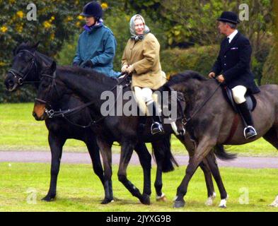 Foto del file datata 1/4/2002 della Regina Elisabetta II e di sua figlia, la Principessa reale, a cavallo vicino al Castello di Windsor, dove i membri della famiglia reale si erano riuniti per piangere la morte della Regina Elisabetta la Regina Madre, che morì 30/3/02, di 101 anni. I cavalli, come i cani, erano l'amore per tutta la vita della Regina e aveva una conoscenza incredibile dell'allevamento e delle linee di sangue. Se si trattava di purosangue o pony, ha mostrato un interesse inesauribile. Data di emissione: Giovedì 8 settembre 2022. Foto Stock