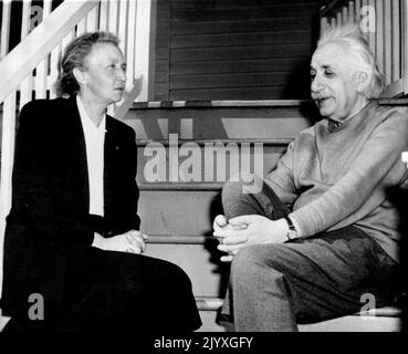 MME. Curie Guest of Einstein -- MME. Irene Joliot-Curie, fisico nucleare francese e Albert Einstein, siediti al sole sul retro della casa di Einstein a Princeton, N.J., marzo 20, quando MME. Curie era ospite di Einstein. Marzo 22, 1948. (Foto per foto stampa associata). Foto Stock