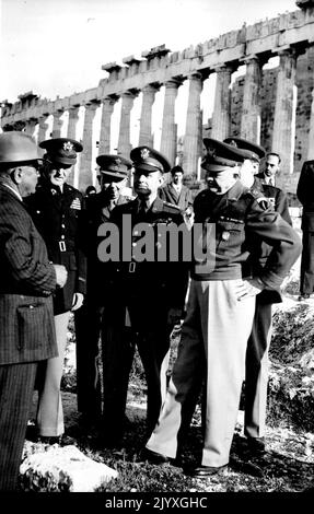 Eisenhower (a destra) è una foto con ufficiali americani e greci all'Acropoli di Atene, marzo 6. Sullo sfondo fa parte del Partenone. Al centro, a destra del generale Eisenhower, c'è il capo di stato maggiore, il generale Alfred M. Gruenther. Marzo 08, 1952. (Foto per foto stampa associata). Foto Stock