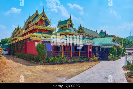 Panorama dello storico edificio in legno della viharn principale del Tempio di Wat Chong Klang, circondato da giardino, Mae Hong Son, Thailandia Foto Stock