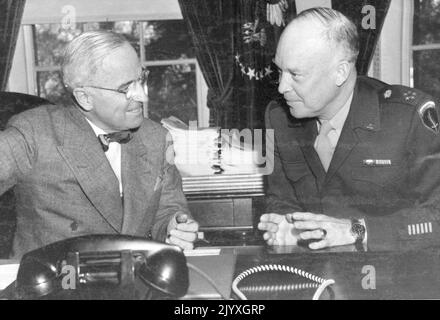 Il presidente Truman conferisce un nuovo capo di stato maggiore - il presidente Harry S. Truman, a sinistra, tiene una breve conferenza con il suo nuovo capo di stato maggiore, il generale dell'esercito Dwight D. Eisenhower, a destra, alla Casa Bianca. Novembre 12, 1945. (Foto di ACME Photo) Foto Stock