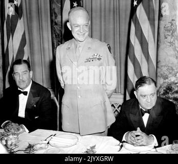 Il Gen. Ike è stato onorato a Banquet - dopo aver ricevuto il più grande benvenuto nella storia di New York City, come è stato guidato oltre folle stimate a più di sette milioni di persone, il Gen. Dell'Armata Dwight D. Eisenhower è stato onorato in una cena al Waldorf-Astoria Hotel. Qui, al banchetto organizzato dal Comitato Sindaco, si trovano (da sinistra a destra): Grover Whalen, che ha diretto il Comitato di accoglienza; Gen. Eisenhower; e il Sindaco Fiorello LaGuardia, di New York. Giugno 19, 1945. (Foto di ACME). Foto Stock