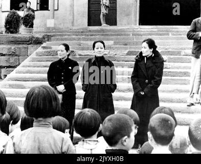 China's Leading Ladies - per la prima volta le tre famose sorelle Soong, le prime donne della Cina nazionalista sono mostrate insieme nella capitale cinese del tempo della guerra, Chungking. Da sinistra a destra a destra sono Madame H.H Kung, Madame Sun Yat-Sen e Madame Chiang Kai-Shek, Shek. Sono stati fotografati durante la celebrazione della giornata dei bambini a Chungking. 8 maggio 1940. (Foto di International News Photos). Foto Stock