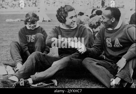 La signorina Helen Stephens e Jesse Owens si congratulano a vicenda ai Giochi Olimpici. Agosto 31, 1936. (Foto di associate Press Photos). Foto Stock