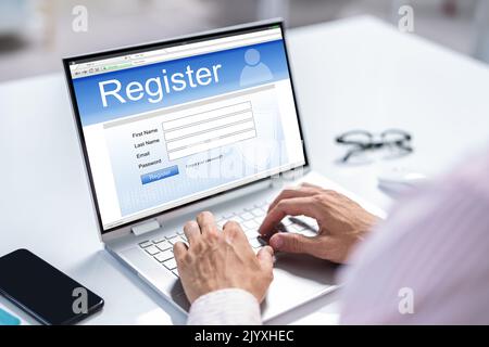 Imprenditore il deposito a mano modulo di registrazione online su Laptop Foto Stock