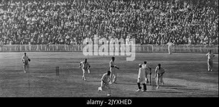 I Cricketers Australiani aprono il loro tour in Nuova Zelanda con una grande esposizione di batting contro Auckland all'Eden Park - S.G. Barnes raggiunge il suo secolo. Sta correndo verso la telecamera. K.A. Miller è l'altro battitore e J. Covie è il bowler. 06 maggio 1946. Foto Stock