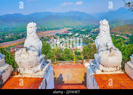 Le statue vintage dei leoni bianchi di Chinthe (Singha) su entrambi i lati della scala del Tempio di Wat Phrathat Doi Kong Mu, Mae Hong Son, Thailandia Foto Stock