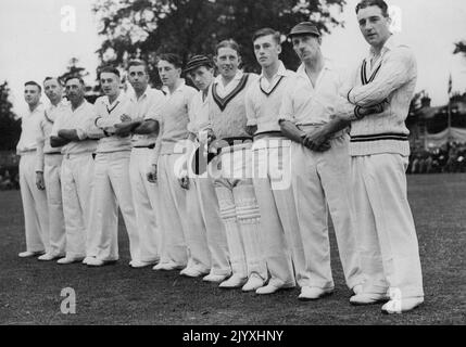 The House of Edrich Play Cricket. Una squadra composta da membri della famiglia di cricketing Edrich ha giocato una squadra capitanata da Micharel Falcon, capitano della contea di Norfold, a Blowfield vicino Norwich. La squadra di Edrich è stata capitanata da Bill Edrich d'Inghilterra e da Middlesex fama. Il team Edrich (L-R) George C. Edrich, Grorge H. Edrich, Edwin H. Edrich, Arthur E. Edrich, Harry M. Edrich, Edrich, Brian R. Edrich, Eric H. Edrich, Alan W. Edrich, William A. Edrich e William J. Edrich (Capt). Settembre 14, 1938. (Foto di Sport & General Press Agency, Limited). Foto Stock