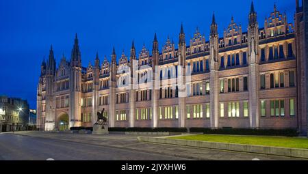 Marischal College, Aberdeen, Scozia e la statua di Robert the Bruce. Questo è il quartier generale del comune di Aberdeen. Foto Stock