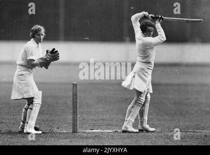 Donne 'Test' al ovale. Williamson in azione quando la squadra inglese Touring per l'Australia ha incontrato oggi il resto dell'Inghilterra all'Oval. Luglio 24, 1939. (Foto di Central Press Photos Ltd.). Foto Stock