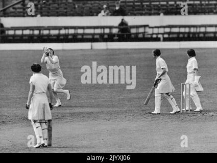 Whelan (England Touring team for Australia) cattura Miss G. Morgan (il resto), durante la loro partita all'Oval To-day. Entrambi questi giocatori devono fare un tour in Australia. Luglio 22, 1939. (Foto di Central Press Photos Ltd.). Foto Stock