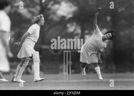 Ragazza che 'bocce 'EM Over' -- dimostrare la femmina della specie è anche più letale del maschio, Alma Vogt Australia clenches i denti come lei frusta su un 'ruser' nella partita di cricket delle donne contro Kent su Sevenoaks Vine, Sevenoaks. Kent, al giorno (Sabato). La partita ha aperto il tour femminile australiana di cricketers 1951 in Gran Bretagna. 19 maggio 1951. (Foto di Reuterphoto). Foto Stock