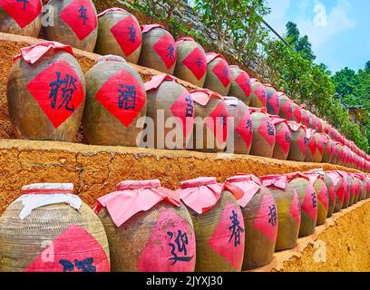 BAN RAK THAI, THAILANDIA - 6 MAGGIO 2019: Vasetti tradizionali di argilla per la fermentazione del vino in Lee Wine Ruk Thai resort con diversi vini, il 6 maggio a Ban Ra Foto Stock