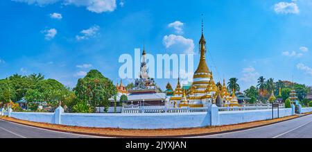 Panorama di Wat Chong Kham e Wat Chong Klang Templi di Mae Hong Son con tetto in pyathat del Viharn e Chedi dorato ornato, Thailandia Foto Stock