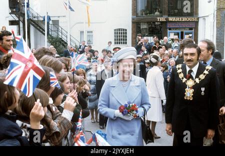 Foto del file datata 9/6/1977 della Regina Elisabetta II che incontra una folla entusiasta al molo di St Katherine vicino alla Torre di Londra, una delle tappe del suo progresso sul fiume Silver Jubilee da Greenwich a Lambeth. Il Giubileo d'Argento della Regina del 1977 ha visto milioni di persone celebrare il suo regno alle feste di strada in tutto il paese e l'affetto mostrato dalle folle è stata una sorpresa anche per la Regina. Data di emissione: Giovedì 8 settembre 2022. Foto Stock