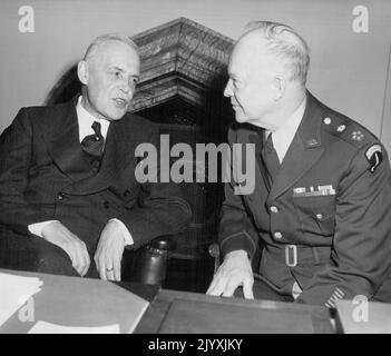 Il generale è spettacolo (a destra) durante il suo discorso con il primo ministro Louis S. St. Laurent a Ottawa. Il tour del generale Dwight D. Eisenhower delle capitali dei paesi dell'Organizzazione del Trattato del Nord Atlantico si è concluso con la sua visita ad Ottawa, Canada. Il generale Eisenhower, in qualità di Comandante supremo alleato d'Europa, ha conferito al governo canadese e ai leader della difesa progetti per la formazione di una forza di difesa integrata per l'Europa occidentale. Gennaio 01, 1951. (Foto di United States Information Service). Foto Stock