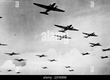 Operazione Uppercut -- i pannelli C-47 della truppa comando vettore del 12th U.S, Air Force con base nel Mediterraneo, corsa nelle nuvole carichi di paracadutisti duri e ben addestrati pronti a colpire il nemico dietro le linee. Questi aerei sono stati utilizzati per trasportare paracadutisti e due alianti carichi di truppe aeree che hanno fatto gli sbarchi iniziali nel sud della Francia sotto il generale Sir Henry Maitland Wilson, Comandante supremo alleato del Teatro Mediterraneo, il 15 agosto 1944. Settembre 25, 1944. (Foto di Mediterranean Allied Air Force Foto). Foto Stock