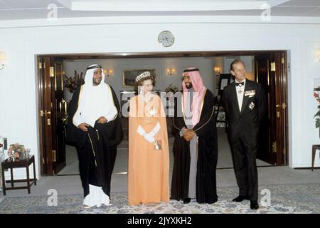 Foto del file datata 24/2/1979 della Regina Elisabetta II indossa un abito arancione con maniche incandescenti di Ian Thomas mentre lei sta per una fotografia con Sheikh Zayed bin Sultan al Nahyan, Governatore di Abu Dhabi e presidente degli Emirati Arabi Uniti prima di cena a bordo del Royal Yacht Britannia per cena. Elisabetta II era famosa per il suo amore per i colori a blocchi e cappelli coordinati e la sua moda divenne una parte leggendaria del suo ruolo di monarca. La regina una volta è stata descritta come "medicazione di potere in extremis" per l'uso di sfumature vibranti per farsi notare dalla folla, mentre i suoi cappelli le hanno permesso di essere easil Foto Stock