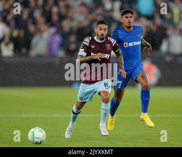 Manuel Lanzini (a sinistra) del West Ham United e Florinel Coman della FCSB in azione durante la partita UEFA Europa Conference League Group B al London Stadium, Londra. Data immagine: Giovedì 8 settembre 2022. Foto Stock