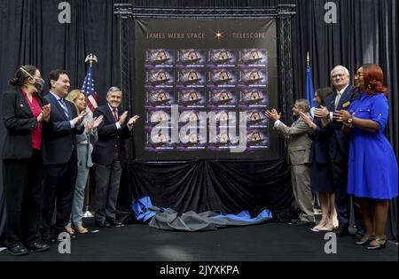 Lee Feinberg, Smithsonian Institution Sottosegretario per la Scienza e la Ricerca Ellen R. Stefan, Amministratore associato della NASA Robert D. Cabana, Vice Presidente dell'USPS Anton G. Hajjar, Specialista per gli Affari pubblici della NASA Alice Fisher, Direttore del National Postal Museum Elliot Gruber, E Lisa Whitehead, dipendente dell'USPS, è sul palco per svelare il James Webb Space Telescope Forever al Smithsonian National Postal Museum giovedì 8 settembre 2022. Derry Noyes, direttore artistico del servizio postale degli Stati Uniti, ha progettato il francobollo utilizzando l'arte esistente di James Vaughan e A. Foto Stock