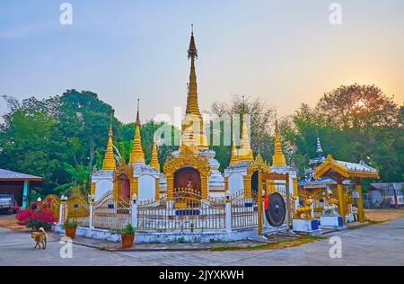 Vista panoramica dello storico santuario con Chedi dorati, circondato da mini-stupa, sormontato da ombrelli hti, Wat Pa Kham Tempio, Pai, Thailandia Foto Stock