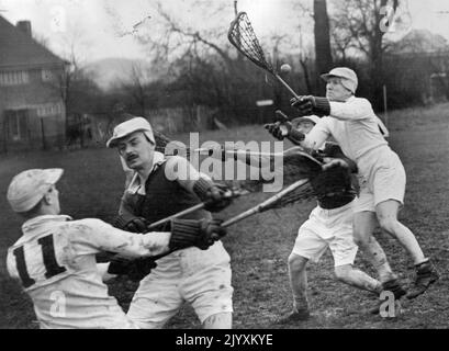 'Battle of the Stick' Un momento teso durante un gol bocca scarabeo lacrosse tra 'Probables' e 'Possibles' durante la loro partita di selezione per la prossima squadra del sud per incontrare il Nord a Lords cricket Ground il 10 marzo ('Possibles' in bianco). Al campo da cricket Addiscombe di Croydon. Marzo 02, 1951. (Foto di Fox Photos). Foto Stock