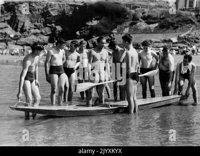 L'istruttore australiano di salvataggio del surf Allan Kennedy presenta dodici salvavita di addestramento ai misteri dello sci da surf a Bude, in Cornovaglia. Bade è la prima spiaggia inglese ad adottare metodi australiani. Dicembre 2, 1953. Foto Stock