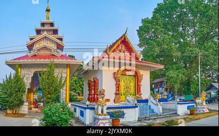 Panorama del tempio di Wat Pa Kham con santuari riccamente decorati con leoni di Singha (Chinthe), serpenti di Naga sulle tavole da barile, Pai, Thailandia Foto Stock