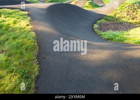 Primo piano su una pista BMX in Scozia in un giorno d'estate Foto Stock