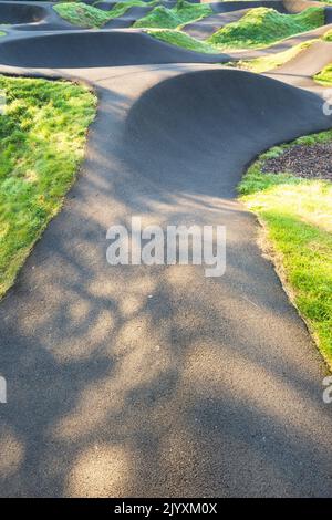 Primo piano su una pista BMX in Scozia in un giorno d'estate Foto Stock