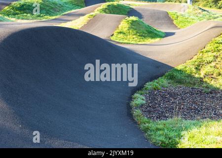 Primo piano su una pista BMX in Scozia in un giorno d'estate Foto Stock