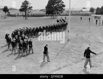 La squadra australiana marzo le prove passate al campo di Ardmore venerdì. Gli australiani guiderà la marcia in occasione dell'apertura ufficiale degli Empire Games. Auckland, Nuova Zelanda, sabato 4 febbraio, con Les McKay (in prima prova) che porta il Banner. McKay, che è 6ft 4 pollici e 18 pietra ha portato il banner a Wembley. Boxer sudafricani e Wrestles hanno il loro ultimo allenamento di fondo, tornando al campo di Ardmore prima della colazione venerdì mattina. Febbraio 09, 1950. Foto Stock