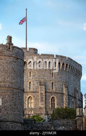 Windsor, Berkshire, Regno Unito. 8th Settembre 2022. L'Union Jack sul Castello di Windsor volava a mezza altezza questa sera, in seguito alla triste notizia che la regina Elisabetta II è morta. Credit: Maureen McLean/Alamy Live News Foto Stock