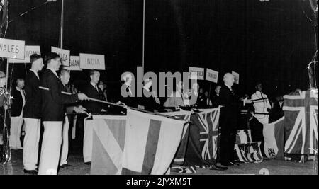 Ultima scena espressiva dei Giochi dell'Impero - ogni Banner ha fatto obbedienza come l'inno nazionale è stato giocato alla conclusione del ciclismo a Henson Park, Marrickville. Le bandiere erano scese dagli alti alberi. La cerimonia ha segnato la fine dei giochi Empire del 1938. Luglio 18, 1938. Foto Stock