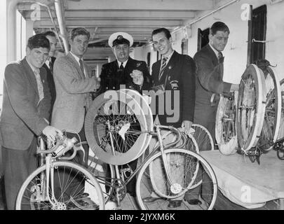 Ciclisti britannici per gli Empire Games fotografati all'arrivo ad Auckland. Gennaio 09, 1950. Foto Stock