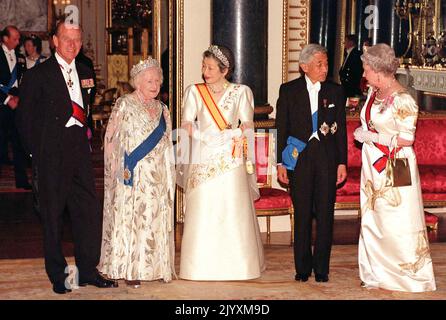 Foto del file datata 26/5/1998 della Regina Elisabetta II (a destra) e dell'Imperatore giapponese Akihito (seconda a destra), della moglie Michiko (al centro), del Duca di Edimburgo (a sinistra) e della Regina Elisabetta, la Regina Madre che fa una pausa per i fotografi quando arrivano alla Sala banchetti di Stato a Buckingham Palace. Il rapporto della Regina con la madre aiutò a fregare la monarchia, e mentre devastata dalla sua morte, gli amici riconobbe che negli anni che seguirono la Regina 'entrarono nella sua propriaa'. Data di emissione: Giovedì 8 settembre 2022. Foto Stock