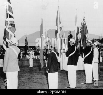 Apre Giochi--come atleti da 25 paesi stand all'attenzione sul campo da gioco, Field Marshal Earl Alexander di Tunisi indirizzi folla dalla Tribuna d'onore, sfondo destro, alle cerimonie di apertura dei Giochi dell'Impero britannico qui tardi oggi. Le squadre di 25 paesi gareggiano nei giochi fino al 7 agosto. Luglio 30, 1954. (Foto di AP Wirephoto) Foto Stock