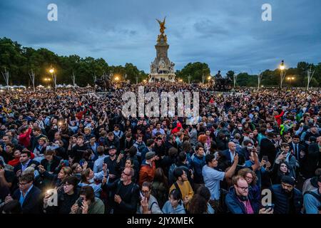 Londra, Regno Unito. 8th Set, 2022. Una folla si riunisce rapidamente intorno al monumento victoria a Buckingham Palace, dove la bandiera è a metà albero - la regina Elisabetta il secondo è morto nel suo anno Platinum Jubillee. L'annuncio è venuto presto questa sera dal castello di Balmoral. Credit: Guy Bell/Alamy Live News Foto Stock