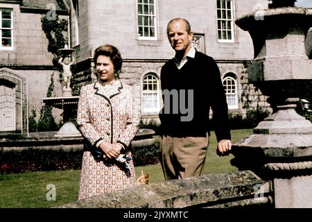 Foto del file datata 1/9/1972 della Regina Elisabetta II e del Duca di Edimburgo a Balmoral per celebrare il loro anniversario di Nozze d'Argento. La regina affrontò la prospettiva di diventare Elisabetta i di Scozia o anche Elisabetta, regina di Scozia, se il popolo scozzese votasse nel 2019 a favore dell'indipendenza. Ma Elisabetta II passerà alla storia come il monarca il cui regno sfuggì alla rottura della Unione di 307 anni di cui era sovrana. Data di emissione: Giovedì 8 settembre 2022. Foto Stock