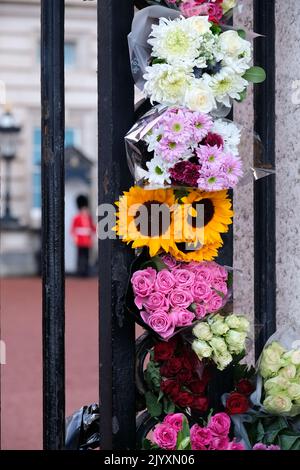 Buckingham Palace, Londra, Regno Unito. 8th settembre 2022. La regina Elisabetta II muore a 96 anni. Scene all'esterno di Buckingham Palace. Credit: Matthew Chattle/Alamy Live News Foto Stock