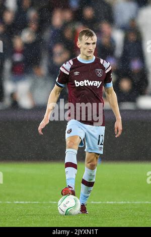 Flynn Downes of West Ham si è Unito alla palla durante l'Europa Conference League Group B match tra West Ham United e FCSB al London Stadium, Stratford, giovedì 8th settembre 2022. (Credit: Tom West | MI News) Credit: MI News & Sport /Alamy Live News Foto Stock