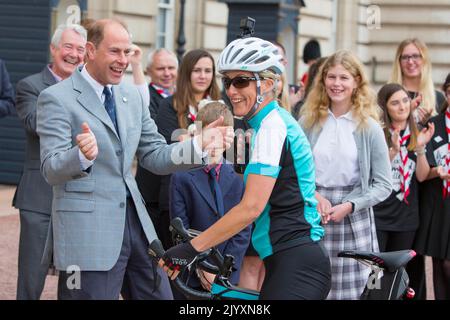 Foto del file datata 25/9/2016 del Conte di Wessex (a sinistra) congratulandosi con la contessa di Wessex con i loro figli Lady Louise Windsor e James, Visconte Severn, che arriva a Londra alla fine di una sfida ciclistica di 450 miglia dal Palazzo di Holyroodhouse a Edimburgo a Buckingham Palace a Londra, Per il suo 'DofE Diamond Challenge' che segna il 60th° anniversario del Duke of Edinburgh's Award Scheme. Data di emissione: Giovedì 8 settembre 2022. Foto Stock