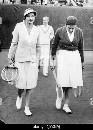 Perry e Miss Nuthall vincono il Campionato Francese -- la signora Helen Wills Moody e la signora Nuthall (Head Sent) entrano in campo per la partita. F.J. Perry e Miss Betty Nuthall insieme hanno vinto il Campionato francese misto doppie ad auteuil ieri 31 maggio, quando hanno battuto Sydney Wood e la signora Helen Wills Moody nel set finale, 6-4, 6-2. Luglio 04, 1934. (Foto di associate Press Photos). Foto Stock