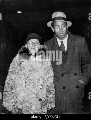 La signora Mooney arriva a Londra: Sforzo per salvare suo figlio - la signora Mooney fotografò all'arrivo a Victoria questa sera con il signor William Taylor membro del comitato nazionale della difesa internazionale del lavoro. La signora Mooney, 85 anni d'America, è arrivata a Londra questa sera dal 11 dicembre da Parigi. È venuta dagli Stati Uniti per condurre una campagna a nome di suo figlio, Tom Mooney, che ora sta servendo una condanna a vita per una presunta bomba indignazione a Chicago nel 1916. La concessione del suo visto per entrare in Inghilterra ha seguito una protesta nella Camera dei Comuni contro la sua Allegquedexclusion. Gennaio 23, 1933 Foto Stock