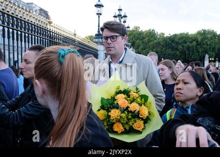 Buckingham Palace, Londra, Regno Unito. 8th settembre 2022. La regina Elisabetta II muore a 96 anni. Scene all'esterno di Buckingham Palace. Credit: Matthew Chattle/Alamy Live News Foto Stock