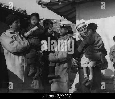 Marinai da H.M.A.S. Condamine si fanno a casa con gli orfani Yeurig Pyung. Da sinistra a destra; Petty Officer G. Steele, di Seven Hills, Sydney - Ordinario Seaman W. Moore, Hobart, Tasmania - e abili marinai C. Gregory, Gillis, Adelaide, South Australia. Gennaio 02, 1953. Foto Stock